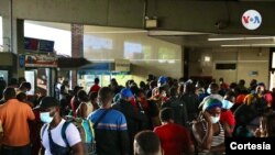 Cientos de haitianos pernoctan en la terminal de transportes de Cali, en busca de conseguir un boleto para continuar su viaje hacia el norte del país, en su tránsito hacia Estados Unidos o Canadá. [Foto: Cortesía Defensoría del Pueblo].