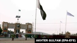 Прапор афганських талібів, вивішений в одному з населених пунктів поблизу афгано-пакистанського кордону