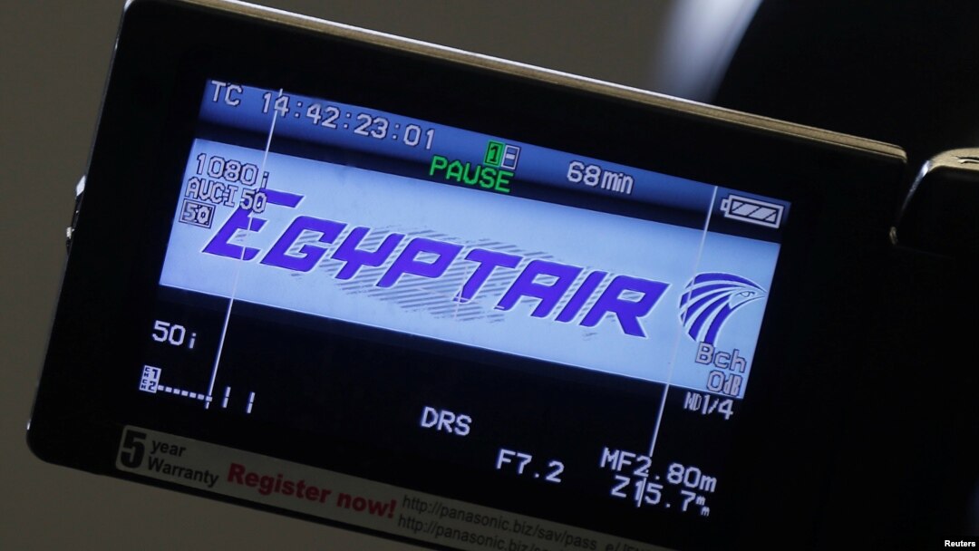 Logo EgyptAir dalam layar video di loket maskapai penerbangan tersebut di bandar udara Charles de Gaulle di Paris (19/5). (Reuters/Christian Hartmann)