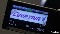 Logo EgyptAir dalam layar video di loket maskapai penerbangan tersebut di bandar udara Charles de Gaulle di Paris (19/5). (Reuters/Christian Hartmann)