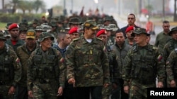 El presidente de Venezuela, Nicolás Maduro, el ministro de Defensa, Vladimir Padrino López, y el comandante estratégico operacional de las fuerzas armadas de Venezuela, general Domingo Hernández, en un ejercicio militar en la base militar Fuerte Tiuna, el 22 de enero de 2025. 