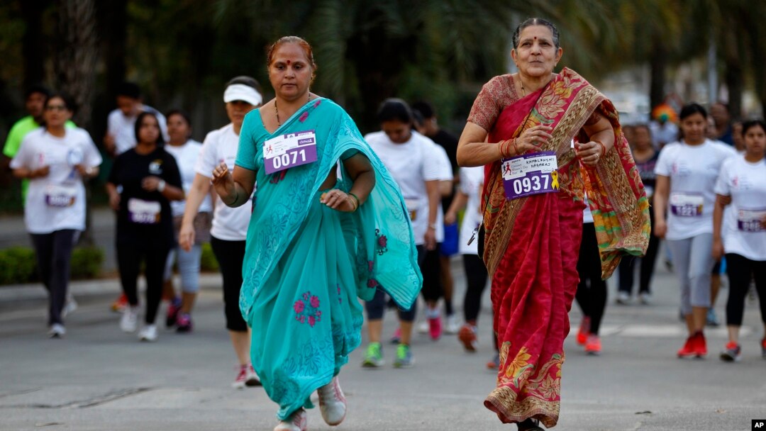 Para perempuan setengah baya India mengikuti lari 5K untuk memperingati 'Hari Perempuan Internasional' di Bangalore, India, Minggu (8/3).
