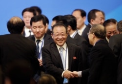 North Korea's First Vice Foreign Minister Kim Kye-gwan, center, shakes hands with a delegate as he arrives for the opening ceremony of the six-party talks at Diaoyutai State Guesthouse in Beijing, Sept.18, 2013.