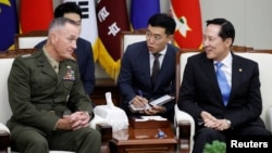 El General Joseph Dunford conversa con el ministro de Defensa surcoreano, Song Young-moo durante una reunión en Seúl, Corea del Sur, el lunes 14 de agosto.