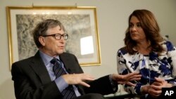 Bill dan Melinda Gates berbicara kepada reporter dalam sebuah konferensi pers mengenai yayasan milik pendiri Microsoft tersebut. (Foto: dok)