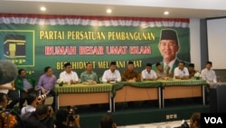 Ketua PPP Suryadharma Ali dan calon presiden dari Partai Gerindra Prabowo Subianto saat mengumumkan koalisi, yang lalu dianulir (18/4). (VOA/Andylala Waluyo)