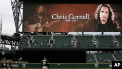 Rinden homenaje a Chris Cornell antes del juego de baseball entre Seattle Marines y The Chicago White Sox.