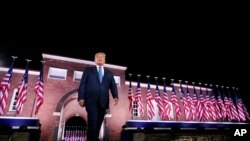 El presidente Donald Trump camina hacia el escenario después que el vicepresidente Mike Pence pronunciara un discurso en la tercera noche de la Convención Nacional Republicana en Fort McHenry, Baltimore, Maryland, el 26 de agosto de 2020.