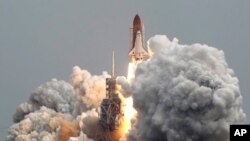 8일 오전 플로리다주 케이프 커내버럴의 우주센터에서 성공적으로 발사된 우주왕복선 애틀란티스호