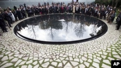 24일 독일 베를린에서 열린 집시 학살 추모 기념물 개막식.