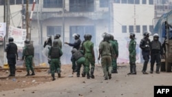 La police guinéenne se rassemble pour disperser les manifestants lors d'un rassemblement de l'opposition à Conakry, le 23 octobre 2018.