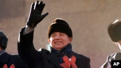 1987年11月7日俄罗斯革命70周年日，苏联领导人米哈伊尔·戈尔巴乔夫在红场阅兵台上挥手致意