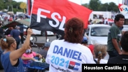 Simpatizantes de Daniel Ortega durante el aniversario de la revolución sandinista, en Managua. [Foto: Houston Castillo, VOA]