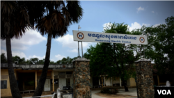 The Samraung Health Center has focused its novel coronavirus monitoring on returning migrant workers, but Yeu Chhengly, the center’s director, said recently that local patients with the flu were not being tested for COVID-19. (Ananth Baliga/VOA) 