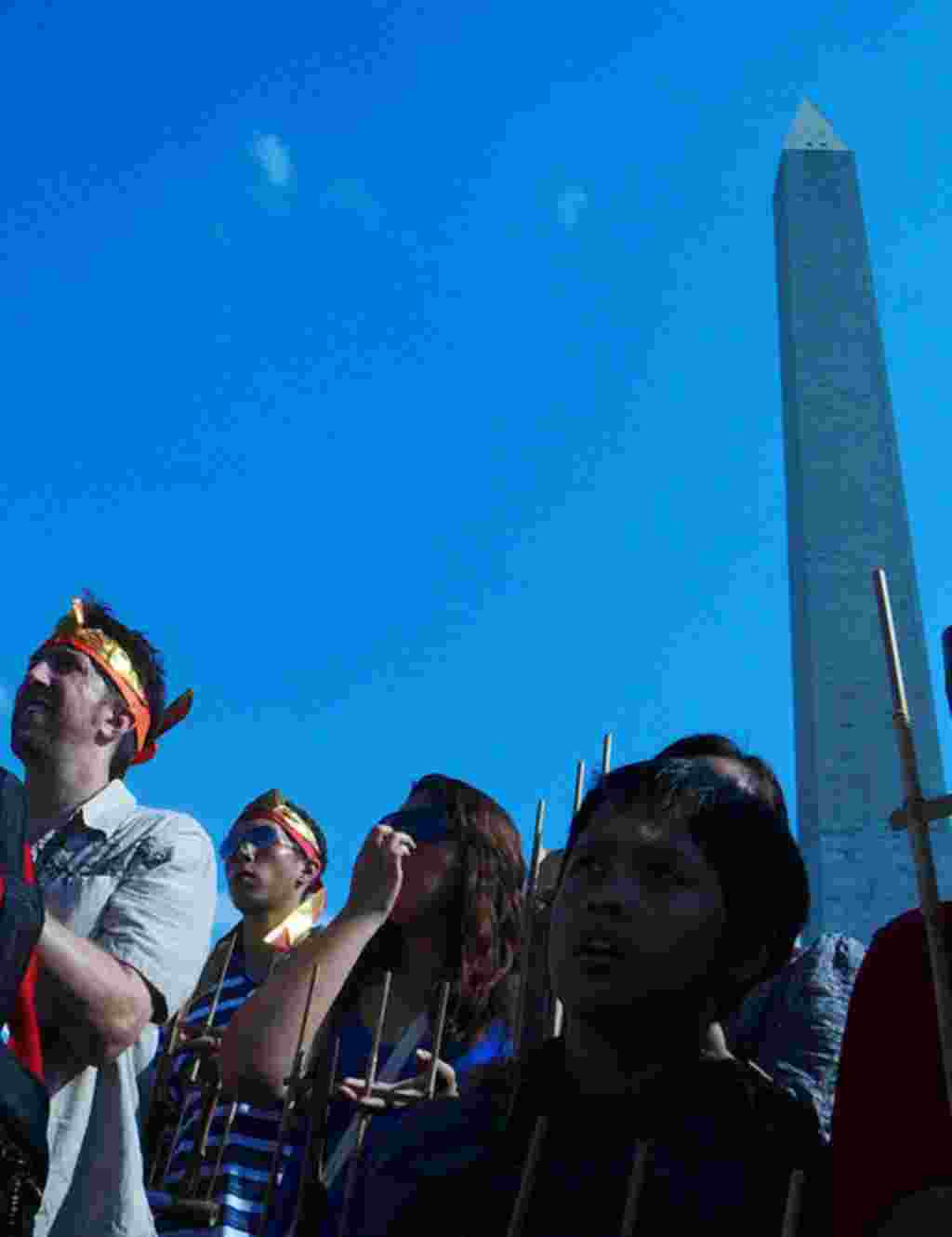 Peserta memainkan legu "We Are The World" di bawah arahan Mang Udjo dalam pencetakan rekor ini (foto: Ratnasari Dewi-VOA)