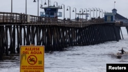 El vertido diario de millones de litros de aguas residuales en el Pacífico afecta a ciudades fronterizas de EEUU y México, lo que ha llevado a las autoridades a solicitar apoyo para mejorar las infraestructuras de tratamiento de agua.