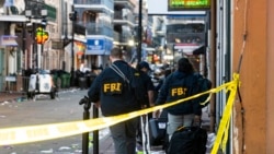 Penyelidik FBI tiba di lokasi kejadian di mana truk pikap Ford F-150 putih menabrak lift kerja setelah diduga menabrak kerumunan orang yang sedang merayakan Tahun Baru di French Quarter, New Orleans, Louisiana, 1 Januari 2025.