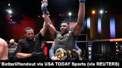 Francis Ngannou après sa victoire sur Stipe Miocic dans la catégorie poids lourds de l'UFC, le 27 mars 2021 à Las Vegas. Photo : Jeff Bottari