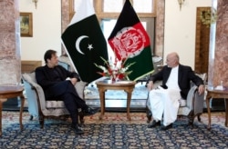 Afghan President Ashraf Ghani (R) and Pakistan's Prime Minister Imran Khan meet at the presidential palace in Kabul, Afghanistan, Nov. 19, 2020. (Afghan Presidential Palace/Handout)