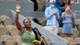 Serena Williams melambai ke kerumunan kecil saat dia meninggalkan lapangan menyusul kekalahannya dari petenis Kazakhstan Elena Rybakina pada hari kedelapan turnamen tenis Prancis Terbuka di Roland Garros di Paris, Prancis, 6 Juni 2021.