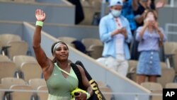 Serena Williams melambaikan tangan ke arah penonton setelah kalah dari petenis asal Kazakhstan, Elena Rybakina, di turnamen tenis Perancis Terbuka, di Roland Garros, Paris, Perancis, Minggu, 6 Juni 2021. 