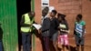 Zimbabuenses hacen fila para votar en las elecciones en una escuela primaria en Kwekwe, Zimbabue, el lunes, 30 de julio de 2018.