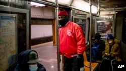 Un miembro de los Ángeles Guardianes vigila un vagón del metro de Nueva York el pasado 17 de febrero.