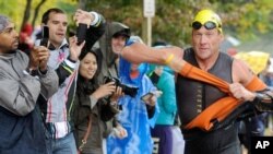 Lance Armstrong saat mengikuti lomba triaton di Ellicott City, Maryland, baru-baru ini. (AP/Steve Ruark)