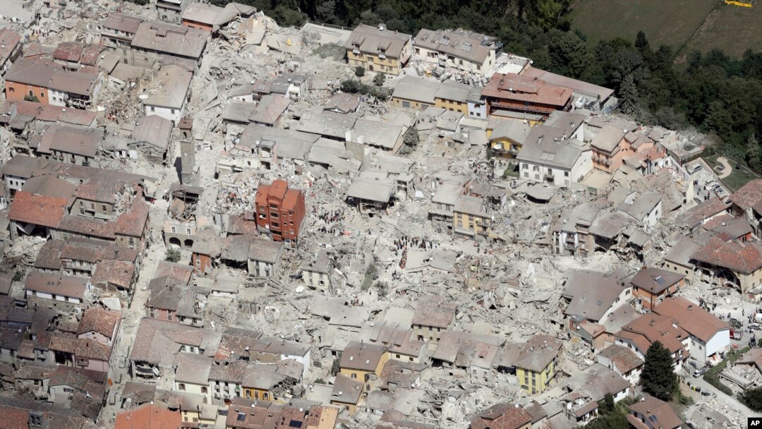Foto yang diambil dari udara ini menampilkan bangunan-bangunan di kota Amatrice, Italia Tengah, yang hancur akibat diguncang gempa, 24 Agustus 2016 (AP Photo/Gregorio Borgia).