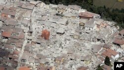 Foto yang diambil dari udara ini menampilkan bangunan-bangunan di kota Amatrice, Italia Tengah, yang hancur akibat diguncang gempa, 24 Agustus 2016 (AP Photo/Gregorio Borgia).