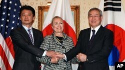 28일 미국 뉴욕에서 회담한 겐바 고이치로 일본 외상과 힐러리 클린턴 미 국무장관, 김성환 한국 외교장관(왼쪽부터).