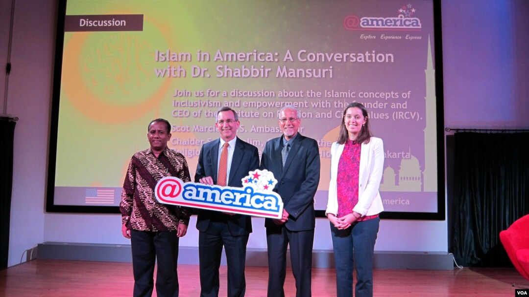 Intelektual Muslim dari Amerika Shabbir Mansuri (kedua dari kanan) bersama Duta Besar AS untuk Indonesia Scot Marciel (kedua dari kiri) dalam sebuah acara di Pusat Kebudayaan Amerika @america, Jakarta. (VOA/Andylala Waluyo)