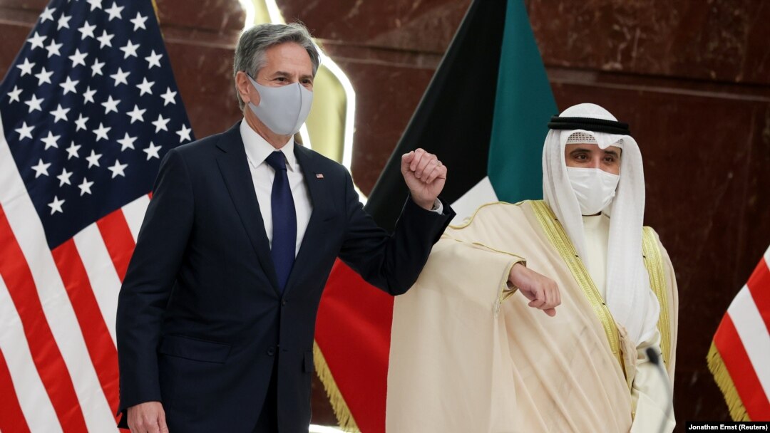 Menteri Luar Negeri Kuwait Sheikh Ahmad Nasser Al-Mohammad Al-Sabah dan Menteri Luar Negeri AS Antony Blinken tiba untuk konferensi pers bersama di Kementerian Luar Negeri di Kuwait City, Kuwait 29 Juli 2021. (Foto: REUTERS/Jonathan Ernst)