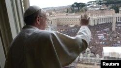 Más de 100 mil personas asistieron en el Vaticano al primer Ángelus del papa Francisco. 