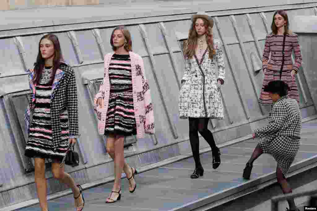 An unidentified woman from the audience joins the models for the final walk of Chanel Spring/Summer 2020 women&#39;s ready-to-wear collection show during the Paris Fashion Week in Paris, France.