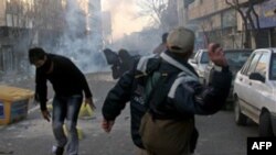 Demonstranti bacaju kamenice na pripadnike policije u Teheranu, 14. februar, 2011.