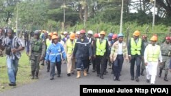 Une délégation conduite par les ministres du commerce, de l’eau et de l’énergie sur le site de la Sonara après l’incendie à Yaoundé, au Cameroun, le 17 juin 2019. (VOA/Emmanuel Jules Ntap)