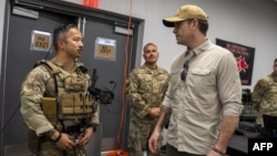 Fotografía proporcionada por el Departamento de Defensa de EEUU que muestra al Secretario de Defensa, Pete Hegseth, reunido con personal militar estadounidense en la Base Naval de la Bahía de Guantánamo el 25 de febrero de 2025.