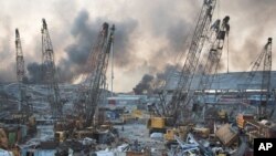 4일 레반논 베이루트의 항구에서 대형 폭발로 건물들이 파손되고 주변은 검은 연기로 뒤덮였다.