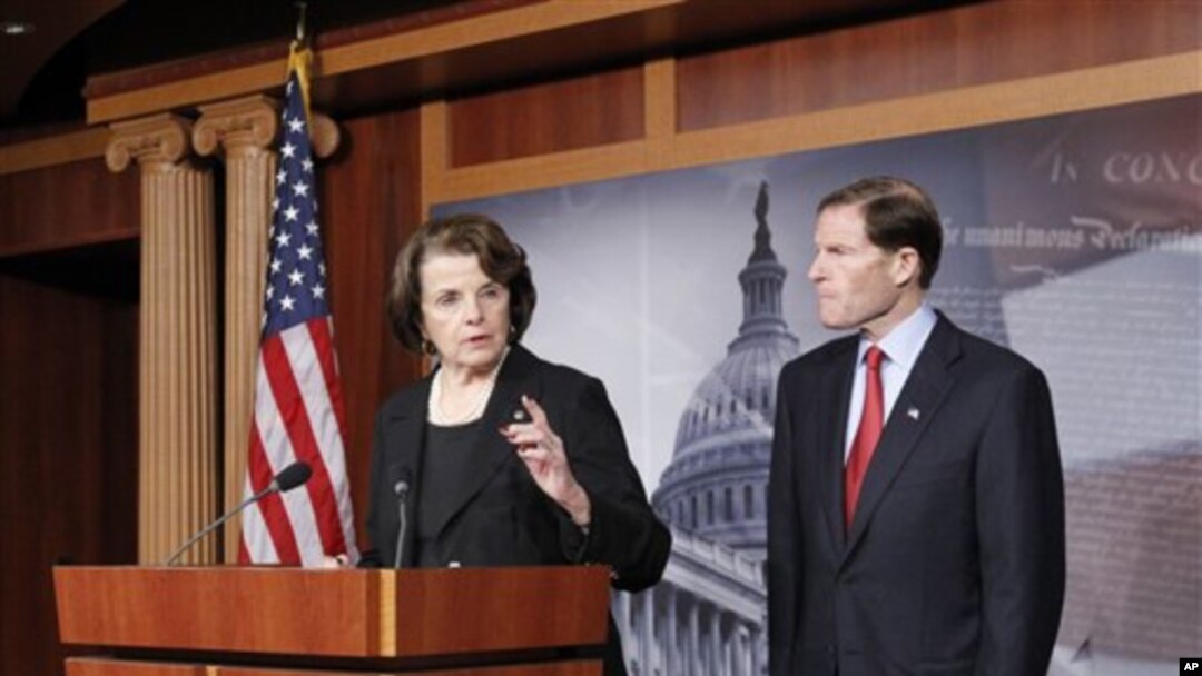 Senator fraksi Demokrat dari negara bagian California, Diane Feinstein (kiri) hari Kamis (24/1) memperkenalkan rancangan undang-undang untuk melarang senjata serbu (foto: dok). 