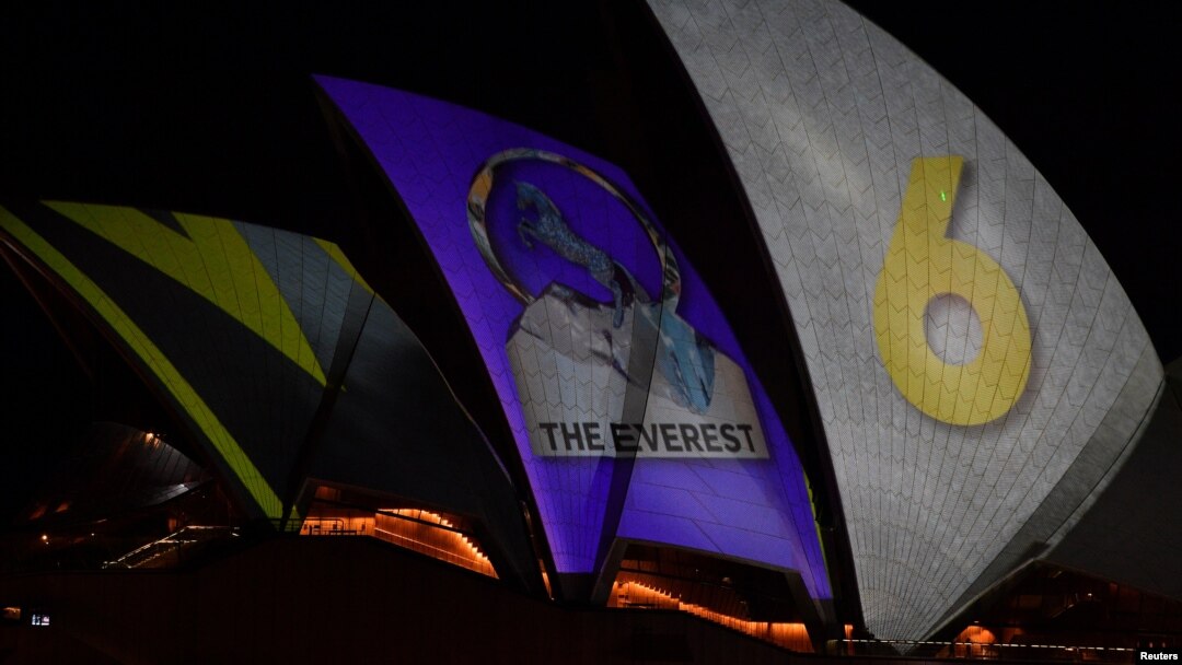 Iklan pengumuman hasil lomba pacuan kuda di Sydney Opera House, Selasa (9/10). memicu protes di Australia. (Foto: AAP/Brendan Esposito/Reuters)