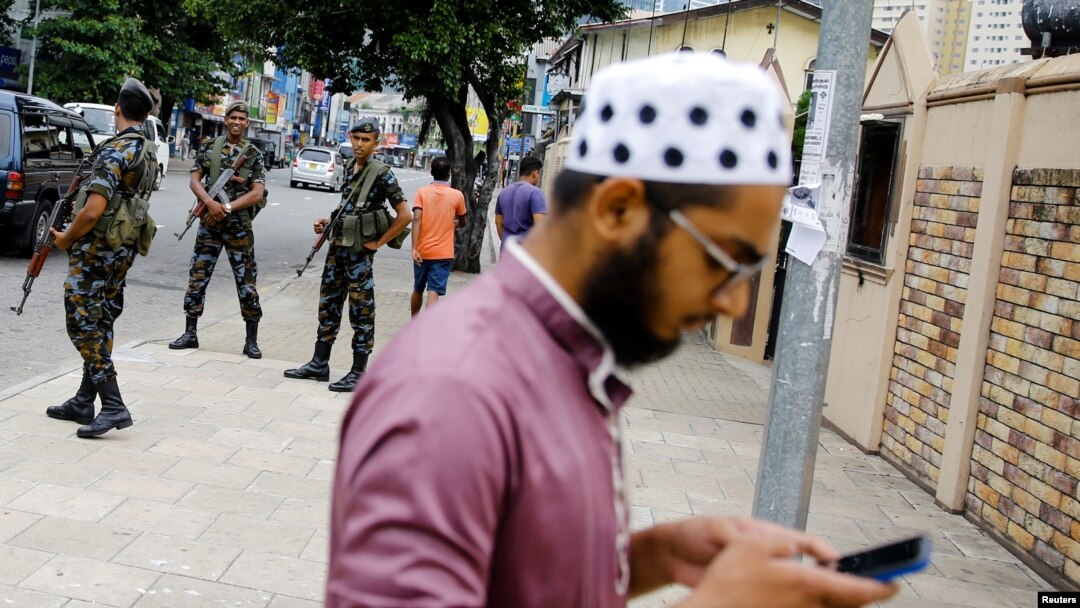 Pasukan keamanan Sri Lanka berpatroli di jalanan kota Kolombo, pasca ledakan bom bunuh diri yang menggoncang berbagai kawasan di negara tersebut pada Minggu Paskah, Sri Lanka, 27 April 2019.