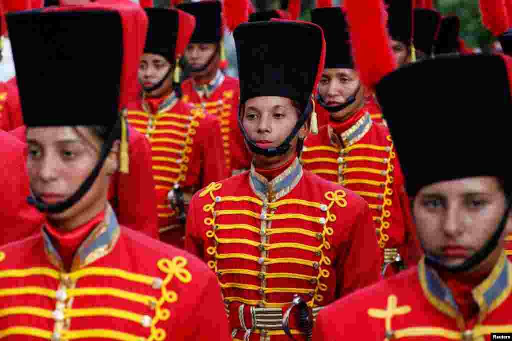 김영남&nbsp;북한 최고인민회의 상임위원회 위원장을 단장으로 하는 북한 대표단이&nbsp;베네수엘라 시몬 볼리바르 공항에 도착하는 모습을 의장대가 바라보고 있다.