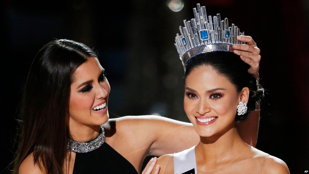 Hoa hậu Philippines Pia Alonzo Wurtzbach (phải) được cựu Hoa hậu Hoàn vũ Paulina Vega trao vương miện tại cuộc thi Hoa hậu Hoàn vũ, ngày 20 tháng 12, 2015, ở Las Vegas, Mỹ