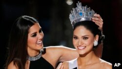 Hoa hậu Philippines Pia Alonzo Wurtzbach (phải) được cựu Hoa hậu Hoàn vũ Paulina Vega trao vương miện tại cuộc thi Hoa hậu Hoàn vũ, ngày 20 tháng 12, 2015, ở Las Vegas, Mỹ