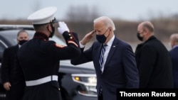 El presidente de Estados Unidos, Joe Biden, saluda a un infante de Marina al abordar el helicóptero presidencial Marine One para regresar a Washington desde Filadelfia, Pensilvania, el 16 de marzo de 2021.