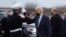 El presidente de Estados Unidos, Joe Biden, saluda a un infante de Marina al abordar el helicóptero presidencial Marine One para regresar a Washington desde Filadelfia, Pensilvania, el 16 de marzo de 2021.