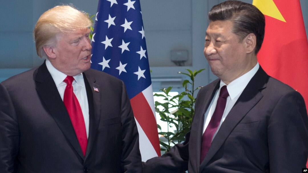 Presiden AS Donald Trump (kiri) dan Presiden China Xi Jinping saat bertemu di sela KTT G-20 di Hamburg, Jerman, 8 Juli 2017 lalu (foto: dok).