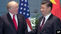 Presiden AS Donald Trump (kiri) dan Presiden China Xi Jinping saat bertemu di sela KTT G-20 di Hamburg, Jerman, 8 Juli 2017 lalu (foto: dok).