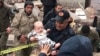  6 فروری، 2023 کو ترکی کے شہر ملاتیا میں ایک تباہ شدہ عمارت سے ایک بچے کو بچا لیا گیا( فوٹو اے پی)